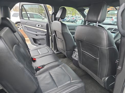 Used 2018 Ford Explorer XLT w/ Equipment Group 202A image 11