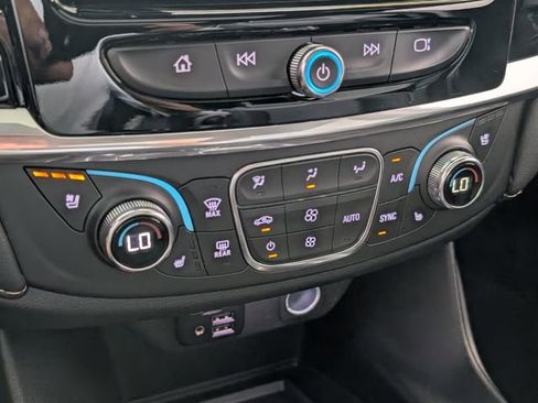Used 2023 Chevrolet Traverse Premier FWD image 29