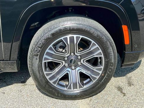 Certified 2025 Jeep Wagoneer 4WD w/ Premium Group I image 12