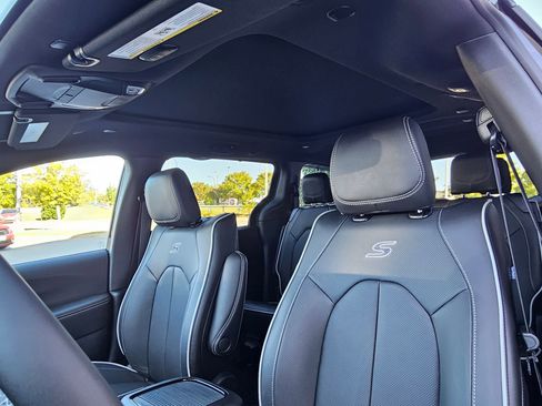 New 2026 Chrysler Pacifica Limited w/ Uconnect Theater Family Group image 19