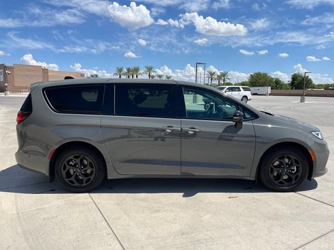 Used 2023 Chrysler Pacifica Limited w/ S Appearance Package FWD image 10