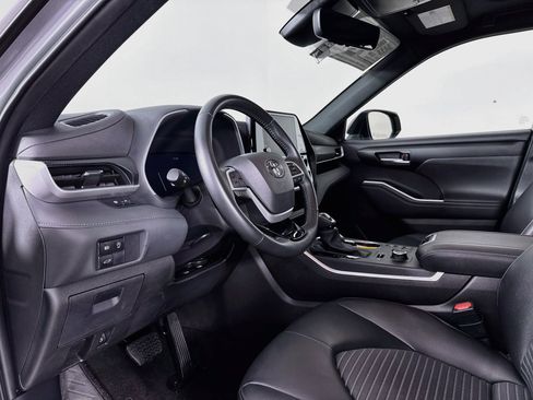 Certified 2025 Toyota Highlander XSE AWD/4WD image 9