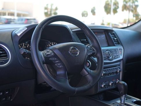 Used 2019 Nissan Pathfinder SL image 2
