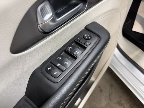 Used 2024 Chrysler Pacifica Touring-L FWD image 24