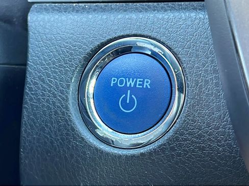 Used 2020 Toyota Camry SE w/ Sunroof Package FWD image 17