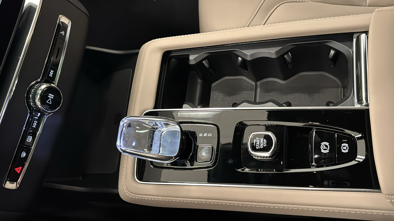 New 2026 Volvo XC90 T8 Plus w/ Protection Package Premier AWD/4WD image 19