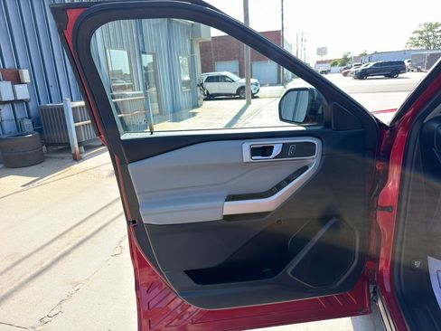Used 2022 Ford Explorer XLT AWD/4WD image 13
