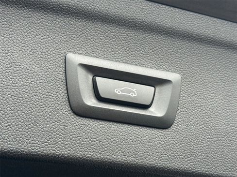 Used 2022 BMW iX xDrive50 w/ Dynamic Handling Package image 9