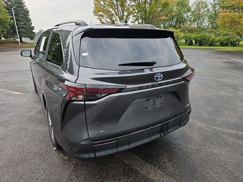 Used 2025 Toyota Sienna XLE FWD image 3