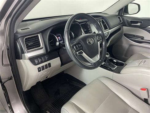 Used 2018 Toyota Highlander XLE image 3