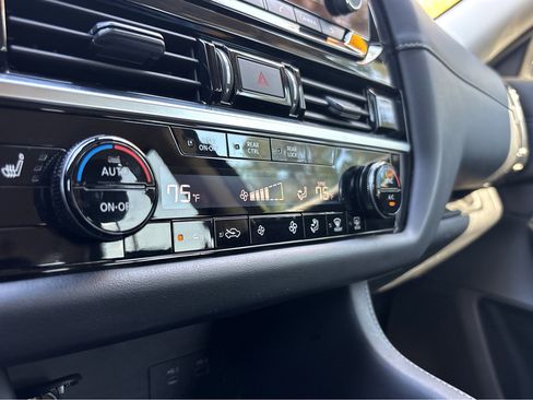 Used 2024 Nissan Pathfinder SV image 9