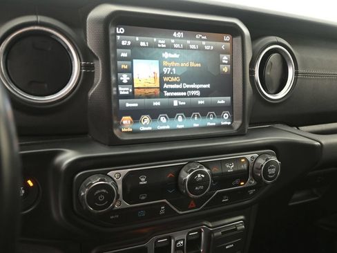 Used 2022 Jeep Wrangler Unlimited Sahara AWD/4WD image 22