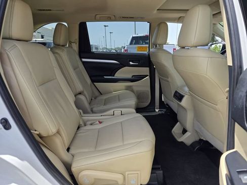 Used 2019 Toyota Highlander XLE FWD image 30