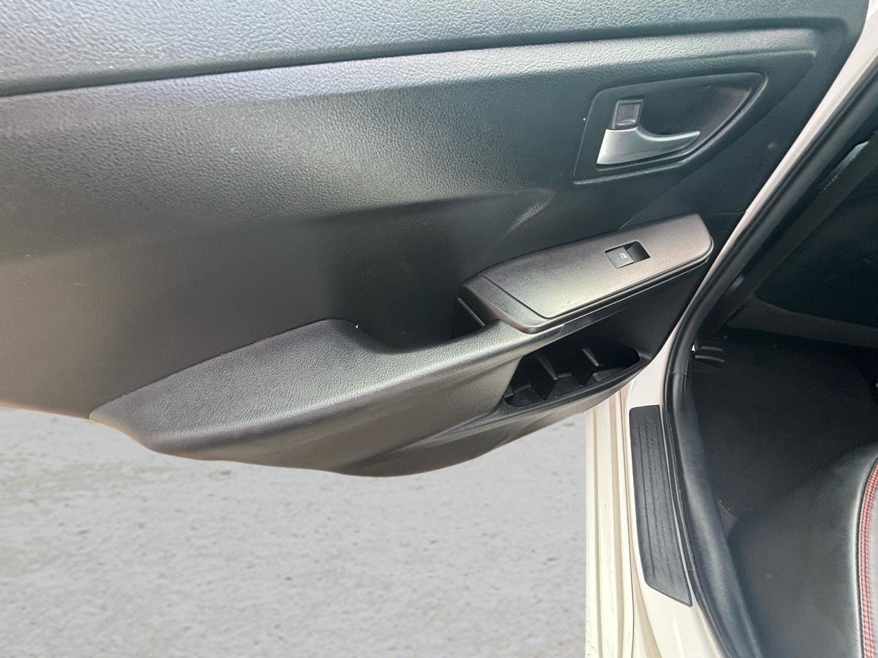 Used 2016 Toyota Camry SE w/ Moonroof Package FWD image 16