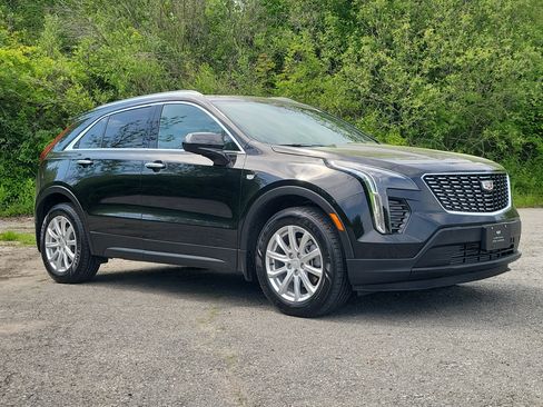 Used 2022 Cadillac XT4 Luxury w/ Cold Weather Package AWD/4WD image 3