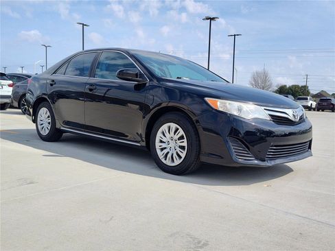 Used 2014 Toyota Camry LE image 9