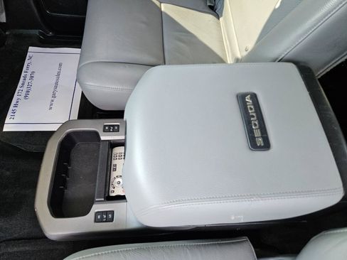 Used 2017 Toyota Sequoia Platinum RWD image 19