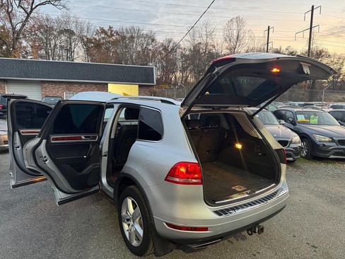 Used 2014 Volkswagen Touareg TDI image 10