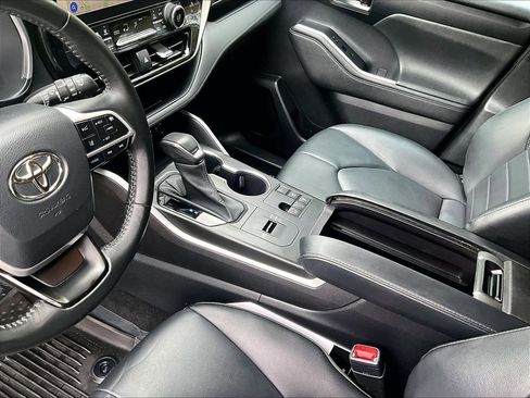 Used 2023 Toyota Highlander XLE FWD image 22
