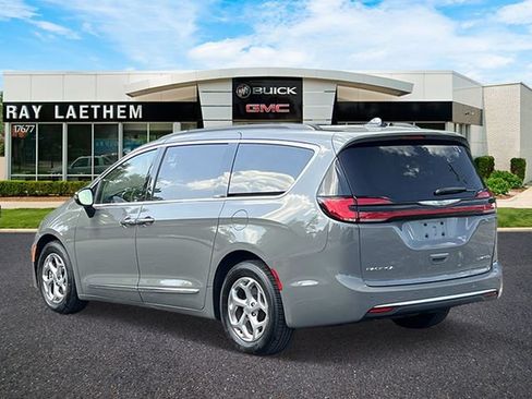 Used 2023 Chrysler Pacifica Limited FWD image 3