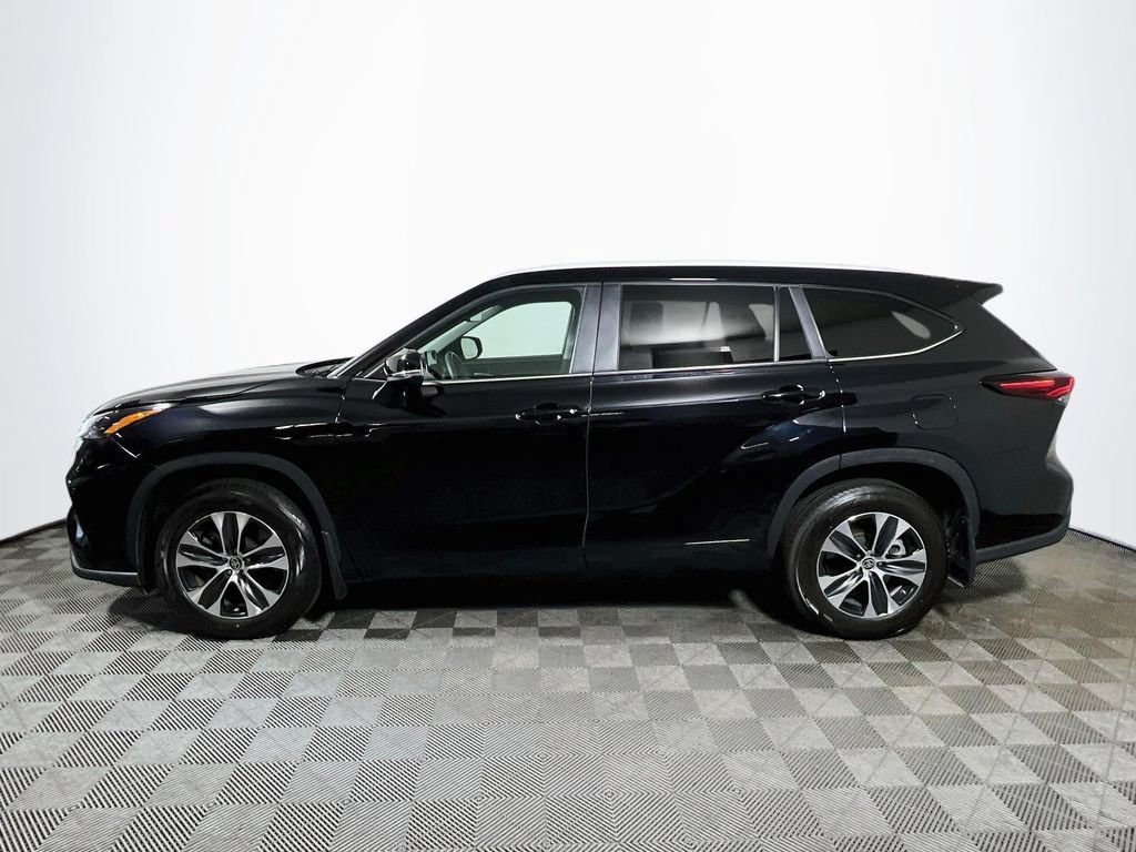Used 2025 Toyota Highlander XLE AWD/4WD image 4