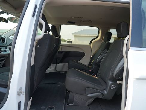 Used 2022 Chrysler Voyager LX FWD image 18