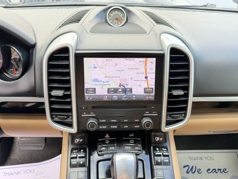 Used 2017 Porsche Cayenne w/ Premium Plus Package AWD/4WD image 16