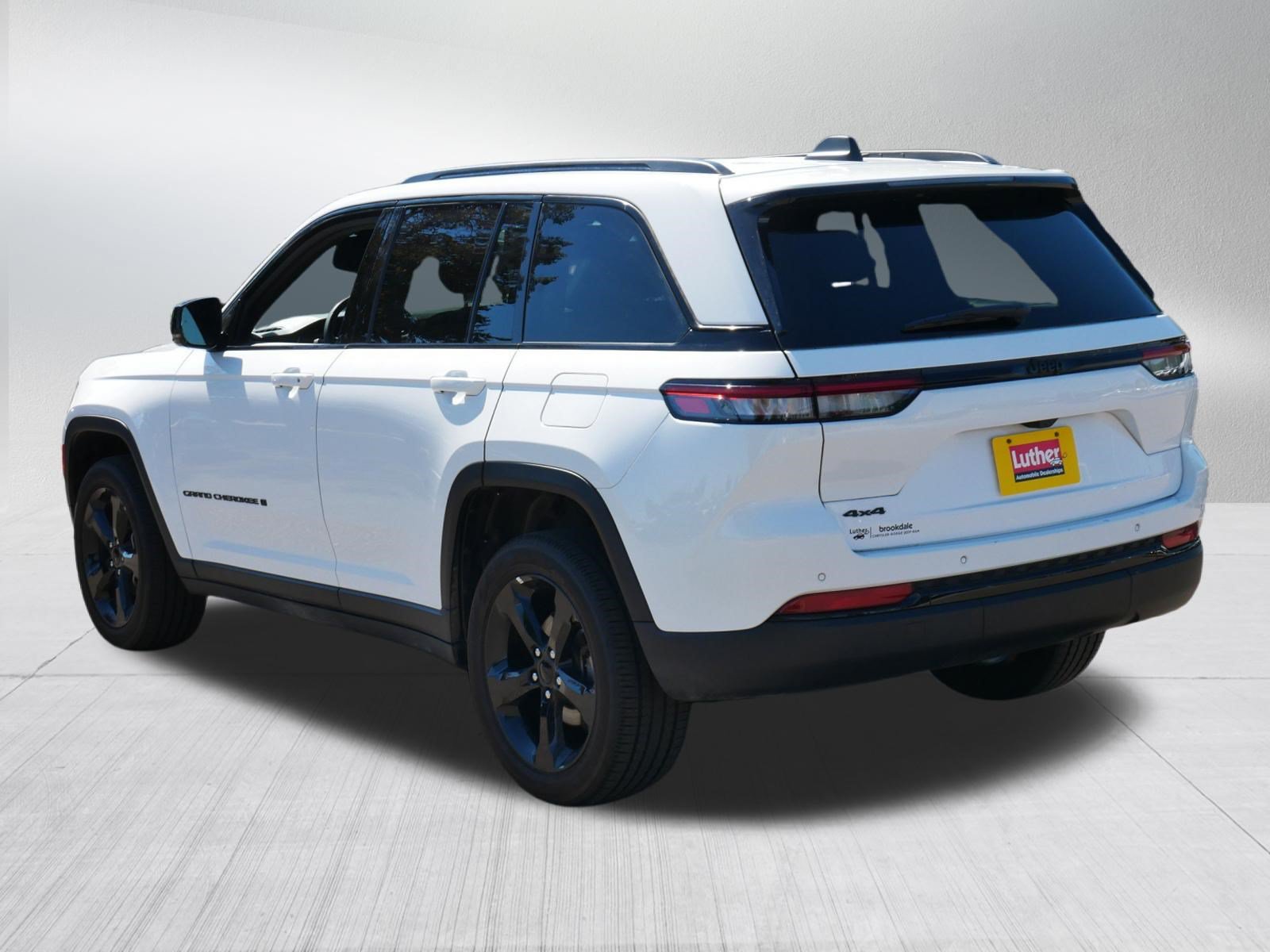 Used 2023 Jeep Grand Cherokee Altitude AWD/4WD image 5