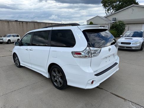 Used 2017 Toyota Sienna SE Premium image 4