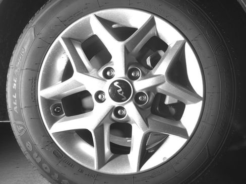 Used 2025 Kia Soul LX w/ LX Technology Package FWD image 13