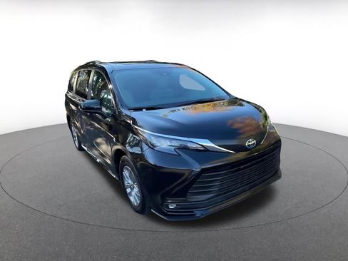 Used 2025 Toyota Sienna XLE image 3