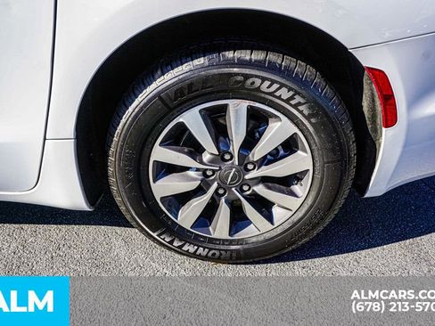 Used 2023 Chrysler Pacifica Touring-L image 17