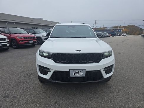 New 2025 Jeep Grand Cherokee Altitude image 2