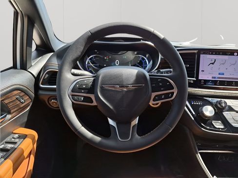 Used 2023 Chrysler Pacifica Pinnacle image 24