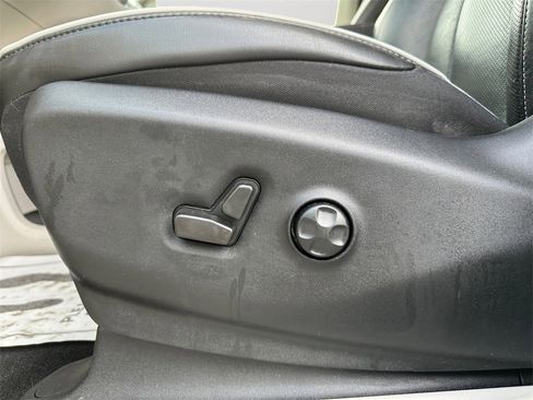 Used 2022 Chrysler Pacifica Limited w/ Uconnect Theater Family Group image 25