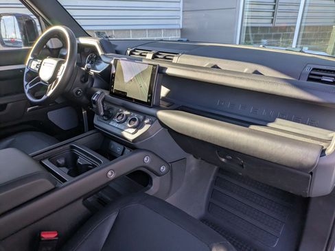 Used 2023 Land Rover Defender 130 X-Dynamic SE image 32