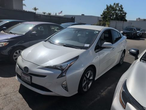 Certified 2018 Toyota Prius Three Touring image 3