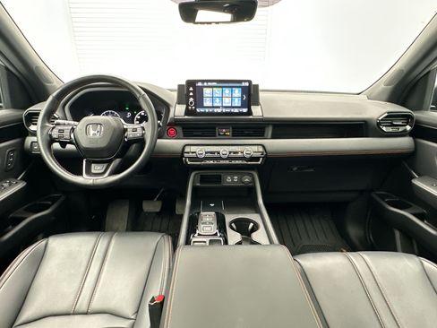 Used 2025 Honda Pilot TrailSport image 2