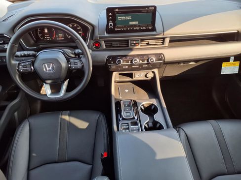 Used 2025 Honda Pilot Touring image 4