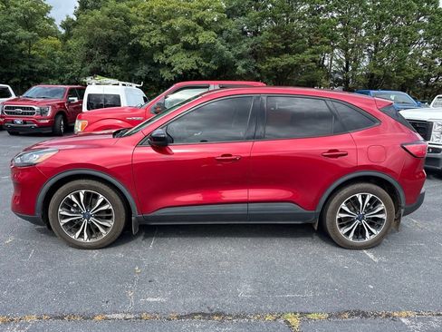 Used 2021 Ford Escape SE w/ SE Sport Appearance Package FWD image 3