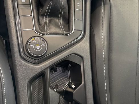 Used 2024 Volkswagen Tiguan SE image 21