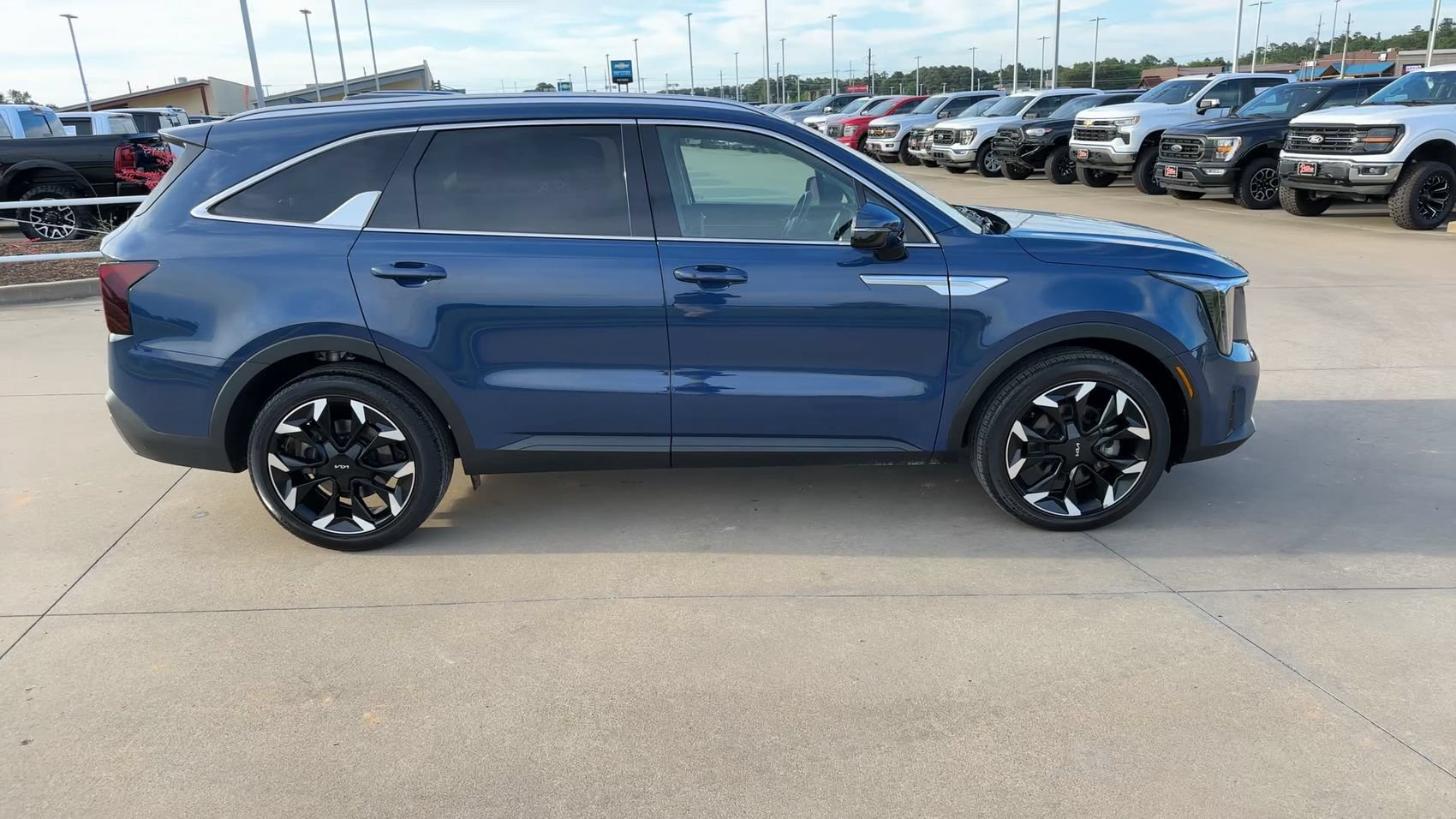 Used 2025 Kia Sorento EX w/ Panoramic Sunroof Package FWD image 2