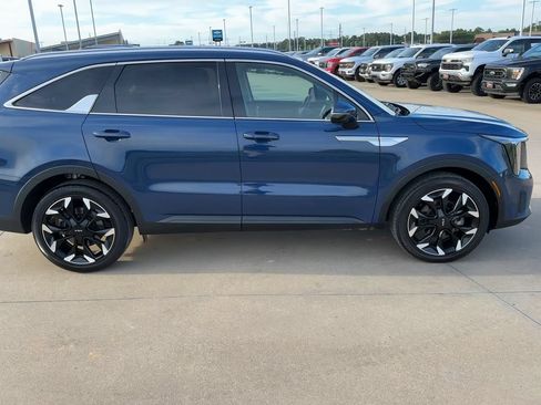 Used 2025 Kia Sorento EX w/ Panoramic Sunroof Package FWD image 2