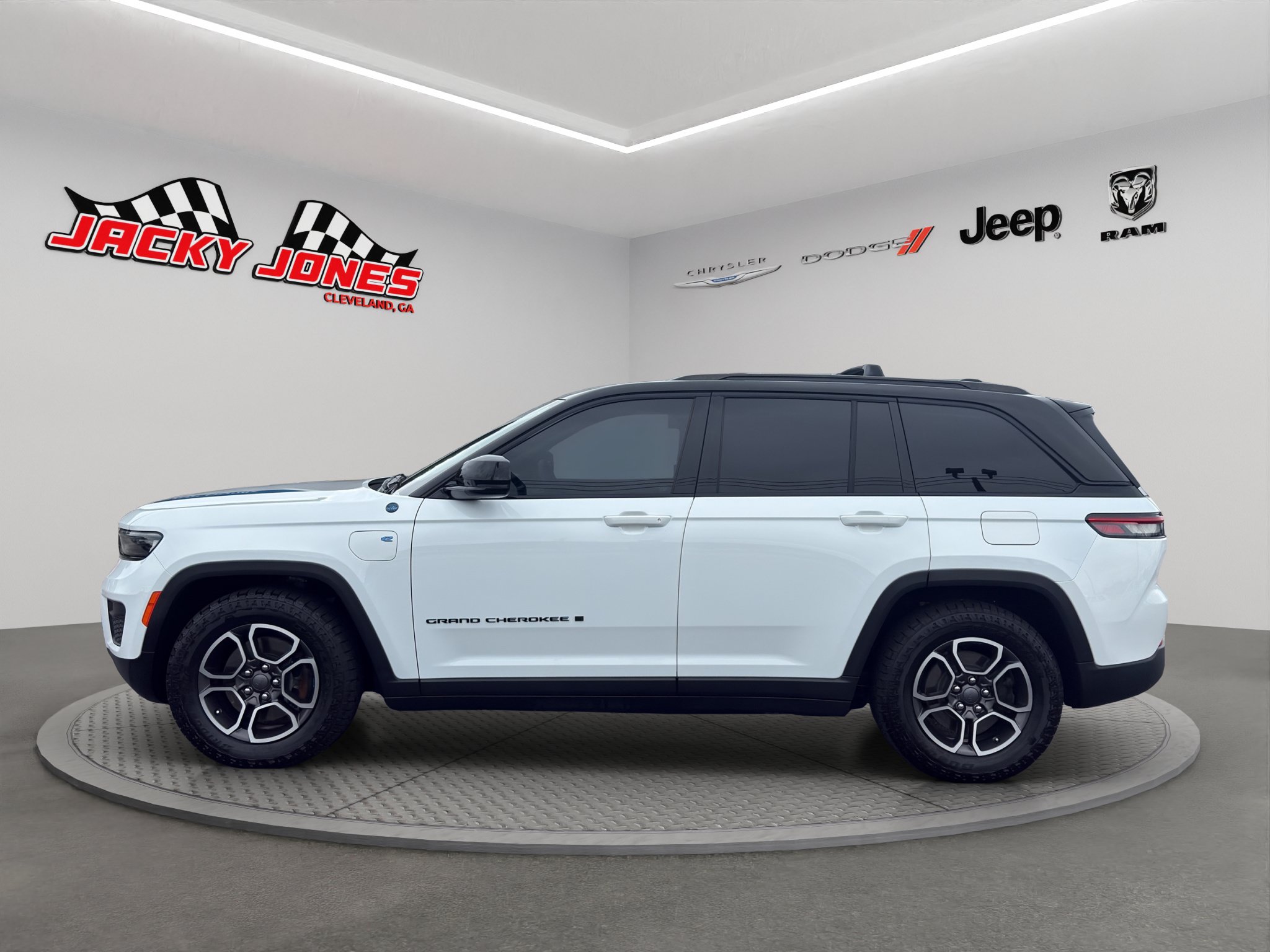Used 2023 Jeep Grand Cherokee Trailhawk AWD/4WD image 3