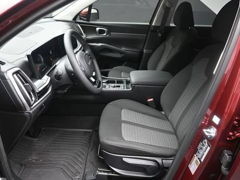 Used 2025 Kia Sorento LX FWD image 18