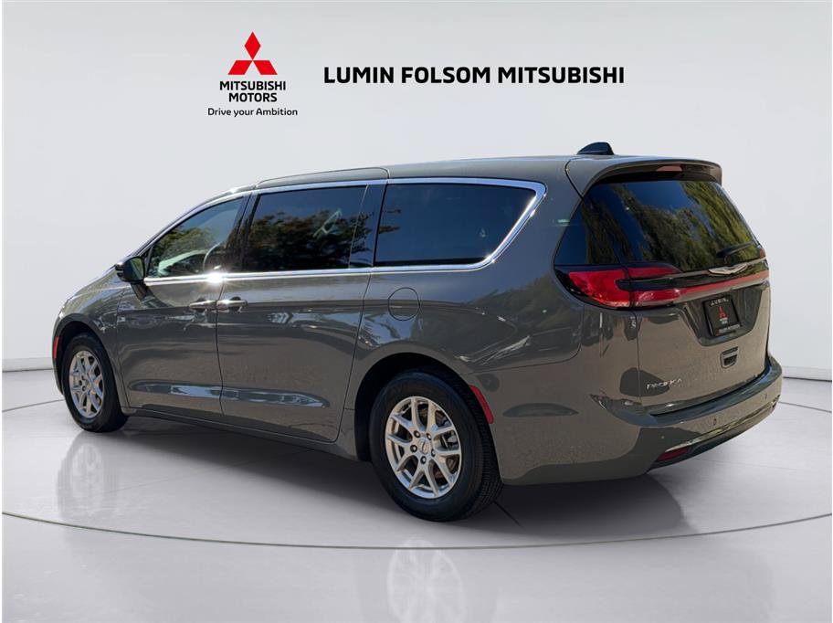 Used 2025 Chrysler Pacifica Select FWD image 3