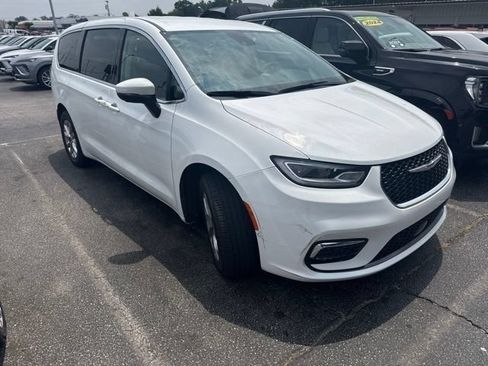 Used 2023 Chrysler Pacifica Touring-L AWD/4WD image 1