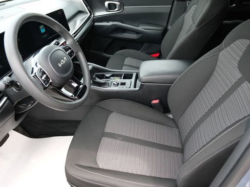 Used 2025 Kia Sorento LX FWD image 5