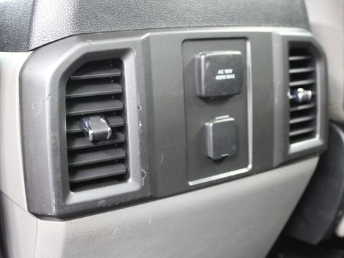 Used 2017 Ford F550 4x4 Crew Cab Super Duty w/ XLT Value Package image 18