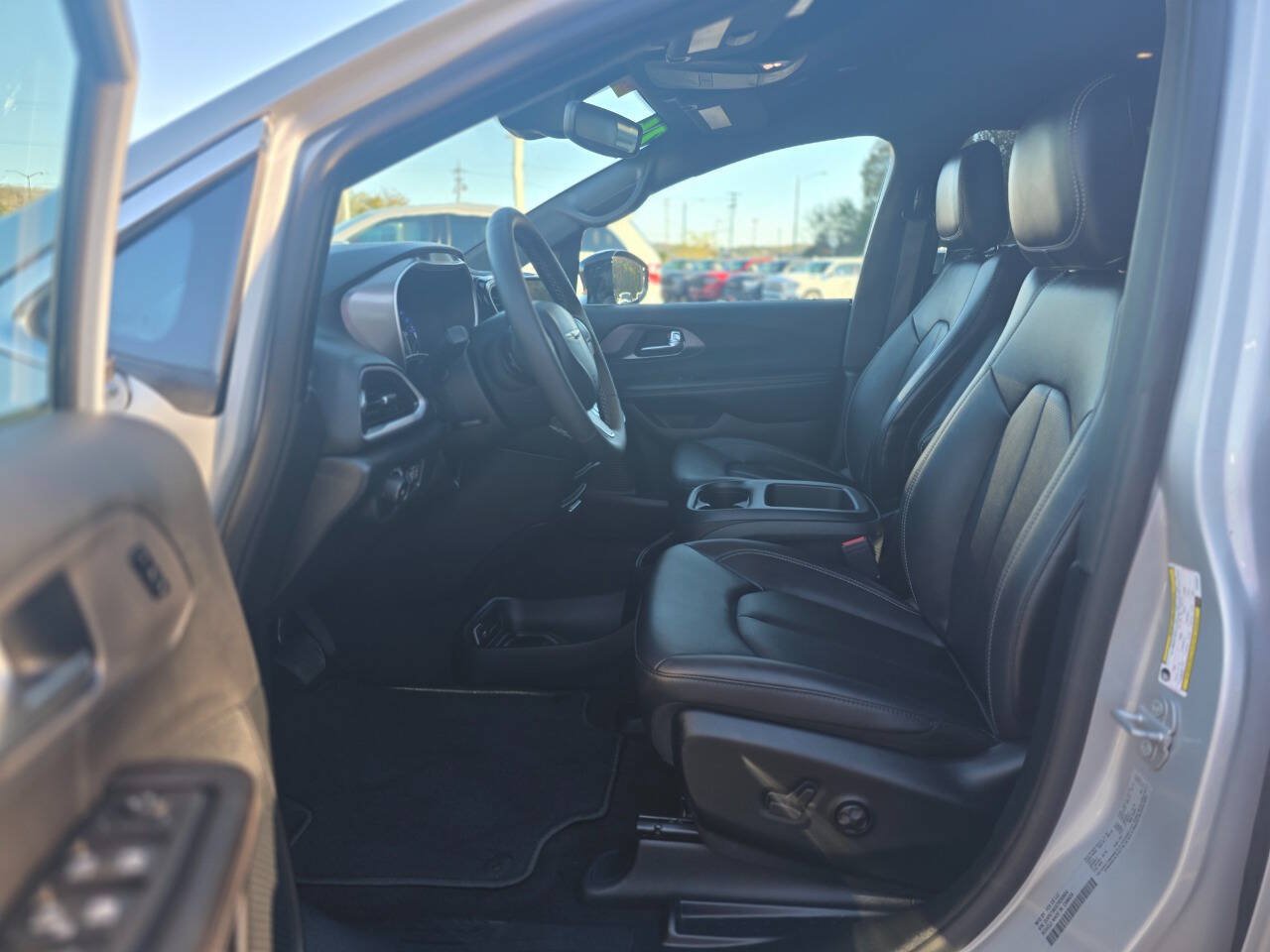 Used 2026 Chrysler Pacifica Select FWD image 26
